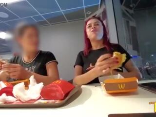 Duas safada aprontando com os peitos de fora enquanto comem no McDonald’s - Anjinha Tatuada Oficial