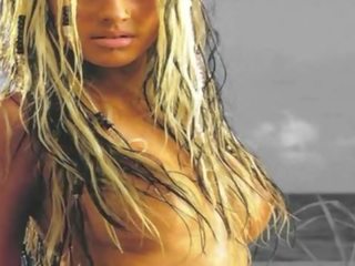 Christina Aguilera bare-breasted: 